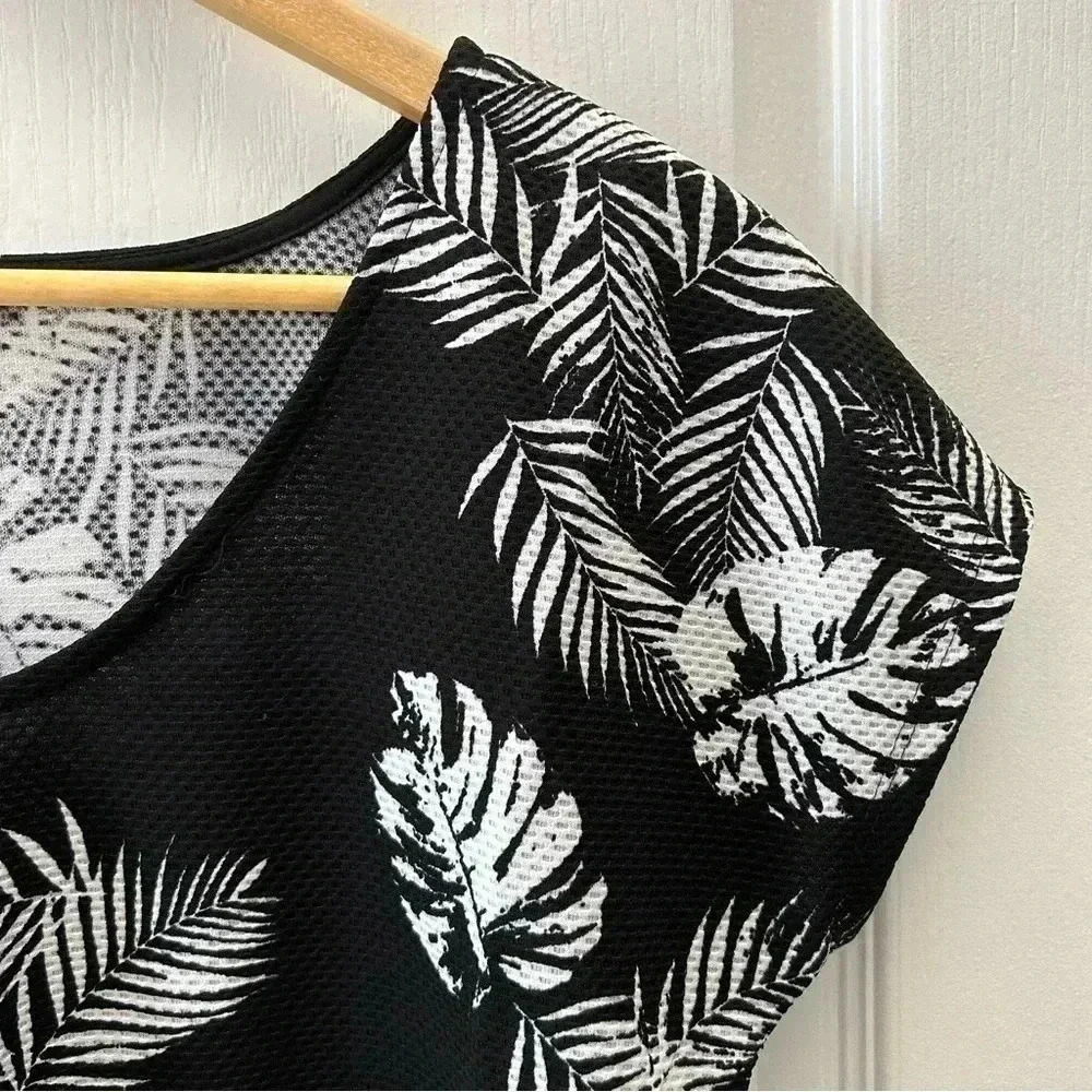 Ricki’s Black & White Loose Fit V Neck Top Sheer Hem Short Sleeves XS - Picture 8 of 16